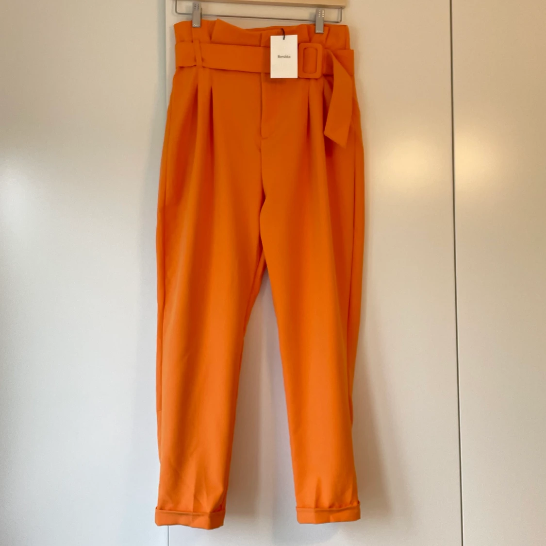 Aprikosfärgade/Orangea byxor fr Bershka