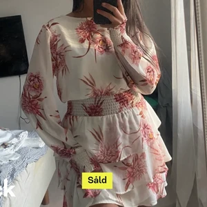 Klänning - Säljer denna klänning som jag köpte förra året här på Plick inför midsommar. Jätte bra kvalité! 💕