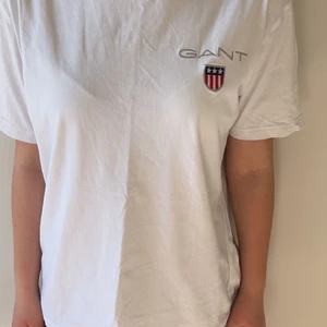 Gant  - Super fin gant tröja i stolek 176 som motsvarar ca s, använt fåtal gånger. Finns ett litet hål nära märket, Köpt för 499kr men säljer för 100kr. Tvättas innan säljning 👍 