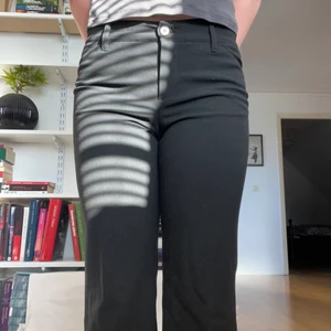 Lågmidjade kostymbyxor - Superfina lågmidjade kostymbyxor från Esprit💖 Mycket bra skick! Priset är 160+66kr frakt men priset kan absolut diskuteras. Skriv gärna on du har frågor. Midjemåttet är 82 cm💞