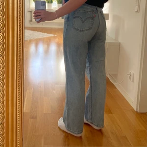 Levisjeans - Levi’s-jeans i modellen ribcage straight, superfint skick! Kan hämtas i Telefonplan eller så står köparen för frakt 🌸🥰