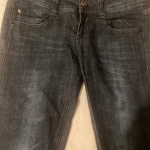Skiit snygga lowrise jeans. Jeansen har strass på fram och baksidan med väldigt fina detaljer. Sorgligt nog är den för liten på mig och därför säljes. Storlek är runt XS (jag är S) och sitter lågt vid midjan. Meddela mig om intresserad! 🤗