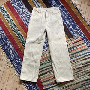 Vita jeans loosefit - Ett par krämvita jeans, raka ben. Med foder på insidan, värmer på vintern, lite tjockare i material än vanliga jeans. I fint skick, inga slitage eller fläckar. Mått: midja 36 cm, innerbenslängd 73 cm, benöppning 24 cm. Frakt sker via PostNord spårbart 📦