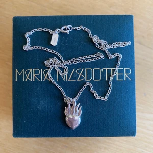 Maria Nilsdotter halsband  - Säljer detta super snygga Maria halsbandet. Inga synliga skador eller defekter. Kedja längd 40. Fever necklace, väldigt ny kollektion. 925 silver. 💗 Bud börjar på 1500kr. 