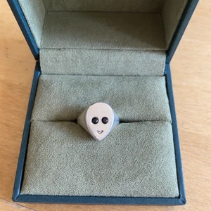 Marianilsdotter ring - Intressekoll på min Maria Nilsdotter ring. Alien ring. Inte super säker på storlek men antingen 17 eller 18. Nypris: 2795kr, börjat budet på 1900kr