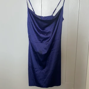 Satinklänning - Fin klänning från parisian. Använd 1 gång, storlek us8/uk12/eur40 men är som en eur38 ☺️ 