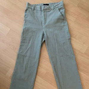 Ljusgröna kostymbyxor - Ett par kostymbyxor som sitter som ett smäck, jag har valt att sälja detta då jag uppdaterade min garderob lite.  OBS, står inte för frakten. 