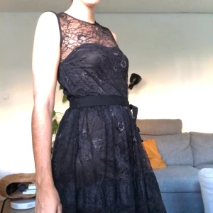 Svart Mango klänning - Nice dress with a top layer of black lace. Used only once.  