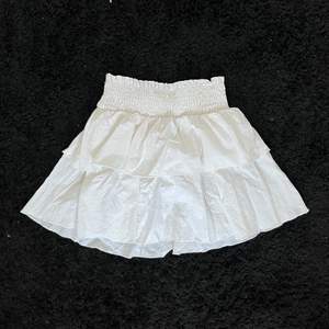 säljer denna urgulliga vita utsvängda kjolen. rensar garderoben p.g.a flytt så säljer allt billigt för att bli av det 💙