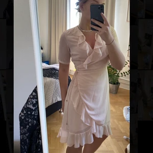 Rosa klänning  - Jättegullig omlottklänning! Använd max två gånger. Köparen står för frakten.