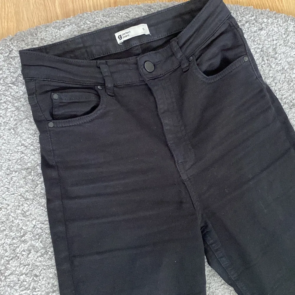 Svarta utsvängda bootcut jeans från Gina Tricot i storlek S. Mycket fint skick! Köpare står för eventuell frakt. . Jeans & Byxor.