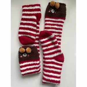 Knästrumpor från Kawaii  - Jättesöta knästrumpor från Kawaii i Stockholm! 🪴 Ca 50 cm långa! Väldigt mjuka och stretchiga. Endast använda ett fåtal gånger. Inget synligt slitage eller spår av annan användning. Mysiga till hösten 🍂🍄 Spårbarfrakt på 66kr är inkluderat i priset 💕 