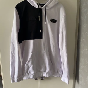 Supply and demand kofta, Herr - Som sagt, kan behöva lite strykning😂 men det är något som kan lösas Helt ny, köpte den inte för länge sen och har inte användt den pga att jag kände att den var lite för stor på mig. Storlek: XXL, små i storlek så passar de som har runt storlek L och över