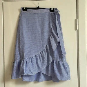 Sommarkjol från hm - Super fin kjol från hm. Storlek 42 men liten i storleken. Frakt tillkommer