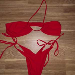 Assnygg röd bikini som man kan knyta runt halsen eller som en bandeau. Storlek S. Aldrig använd🤩