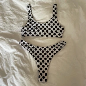 Nelly Swim bikini prickig - Bikini från Nelly Swim inköpt 2018 men endast använd ett fåtal gånger. Fin passform med högmidjade trosor. Säljer för 60kr! Kolla gärna mina andra annonser med bikinis 🥰