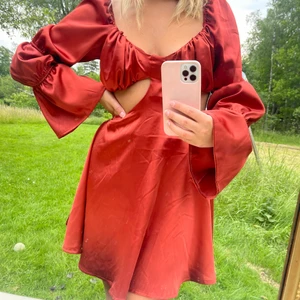 Otrolig fin klänning ifrån asos  - Ca 800 ny, använd enstaka gång och är helt otrolig. Är stretchig så passar dem flesta