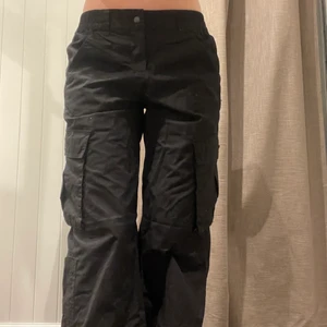 Cargo byxor - Svarta cargobyxor från hm! Aldrig använda.