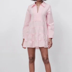 Söt rosa zara klänning  - Söt klänning från zara i storlek xs. Slutsåld på zaras hemsida.  259+frakt Aldrig använd. 