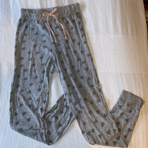 Pyjamasbyxor - Såå sköna pyjamasbyxor/mysbyxor från hm, som är köpta för några år sedan men knappt använda💕💕 Luftigt och jätteskönt material<3 Jag säljer de eftersom jag som sagt inte använder dem💗💗  Köparen står för frakt!!