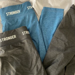 Träningstights från stronger  - Skit snygga träningstights från stronger 😍 de blåa (stl s) är nästintill helt oanvända , grå (stl xs) är väl använda men inga tecken på användning alls! 🙌🏼