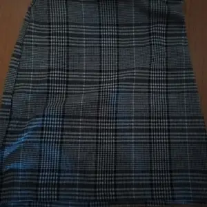 En grå fin kjol som är köpt från hm. Den är i storlek S och är använd cirka 3 gånger 