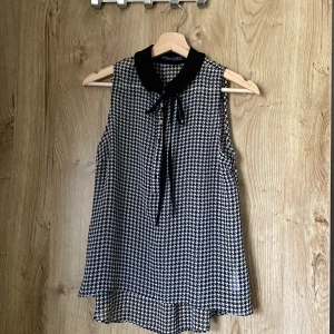 Hundtandsmönstrad blus  - Blus med hundtandsmönster! Den har krage och två snören man kan knyta. Samfraktar givetvis om du hittar fler plagg på min sida! 💕