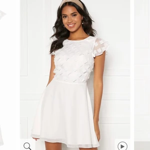 Studentklänning - Superfin studentklänning i storlek 34. Köpt på bubbleroom för 599kr och är slutsåld i de flesta storlekarna på hemsidan. Endast använd en gång och är i nyskick. Sista bilden visar hur den sitter på mig som är 166cm lång. Frakt tillkommer men pris går att diskutera 