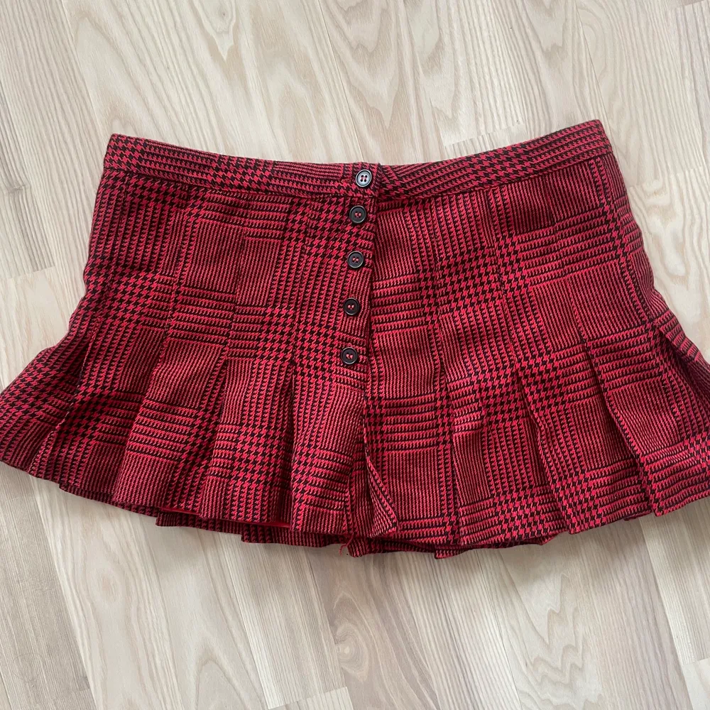 röd och svart rutig kjol, från hm men köpt second hand, kort, storlek 40 men jag skulle säga att den passar en s. . Kjolar.