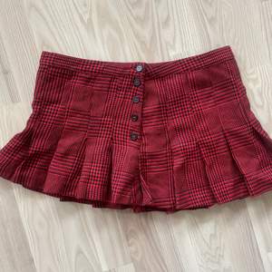 röd och svart rutig kjol, från hm men köpt second hand, kort, storlek 40 men jag skulle säga att den passar en s. 