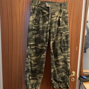 Militär byxor - Säljer dessa byxor. Storlek:S