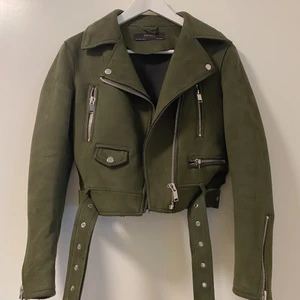 Jacka från Zara - Kort mörkgrön jacka från Zara perfekt till våren. Fint skick!