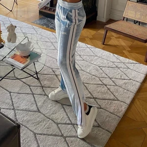 Säljer mina Alexander Mqueen skor. 38/39 - Jag säljer mina Alexander Mqueen skor, köpta på NK. Säljer för 2900kr, pris går att diskuteras. Min mamma har 39 i sko storlek och de passar henne, jag har 38 och de passar mig. Säljer då jag behöver nya skor. Skriv för bättre bilder på dom! ❤️ ingår box och kvitto såklart❤️