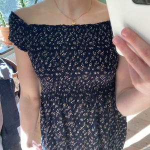 BRANDY MELLVILE - Säljer denna söta lite längre blus från brandy mellvile. Perfekt till sommaren. Man kan ha den både on och off shoulder. Den anpassar sig efter kroppsformen så man får en fin midja. Storleken är one size, men den är xs-s. Den fungerar på alla längder eftersom antingen kan man ha den mer som en tröja eller klänning.💖💖