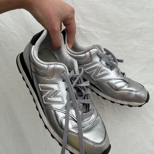 New Balance - Ett sellpy köp men som tyvärr var för små! Står 42,5 men skulle uppskatta till 41! Inga sulor i heller så behöver köpas till därav priset! MEN, där för dessa fina fina!!😭 frakt tillkommer