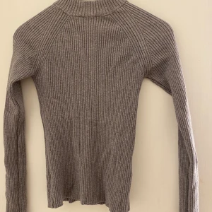 Tröja - ginatricot  - Ribbad topp/tröja från gintricot strl M💓