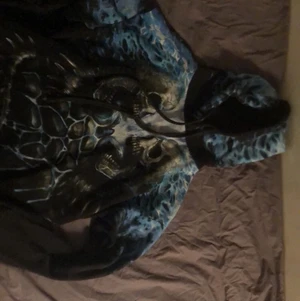 Ascool hoodie! - Säljer den här jättecoola hoodien som jag köpte på bluefox, mest för att den inte används så mycket längre :(( Den är storlek XL o e oversized på mig som normalt sett har M!💙🖤🥰 Köptes för 700