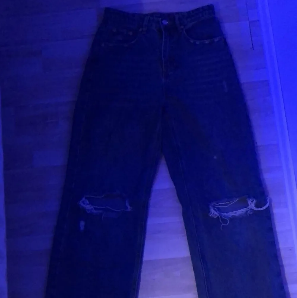 Ett par mörkblå jeans med hål för knäna från SHEIN… köpta i somras men bara använda ett få tal gånger… dem är i bra skick och ett bra material!! Dem är i storlek xs men skulle gissa på att dem passar någon med S då dem är lite stora!! Köparen står för frakt!!❤️❤️. Jeans & Byxor.