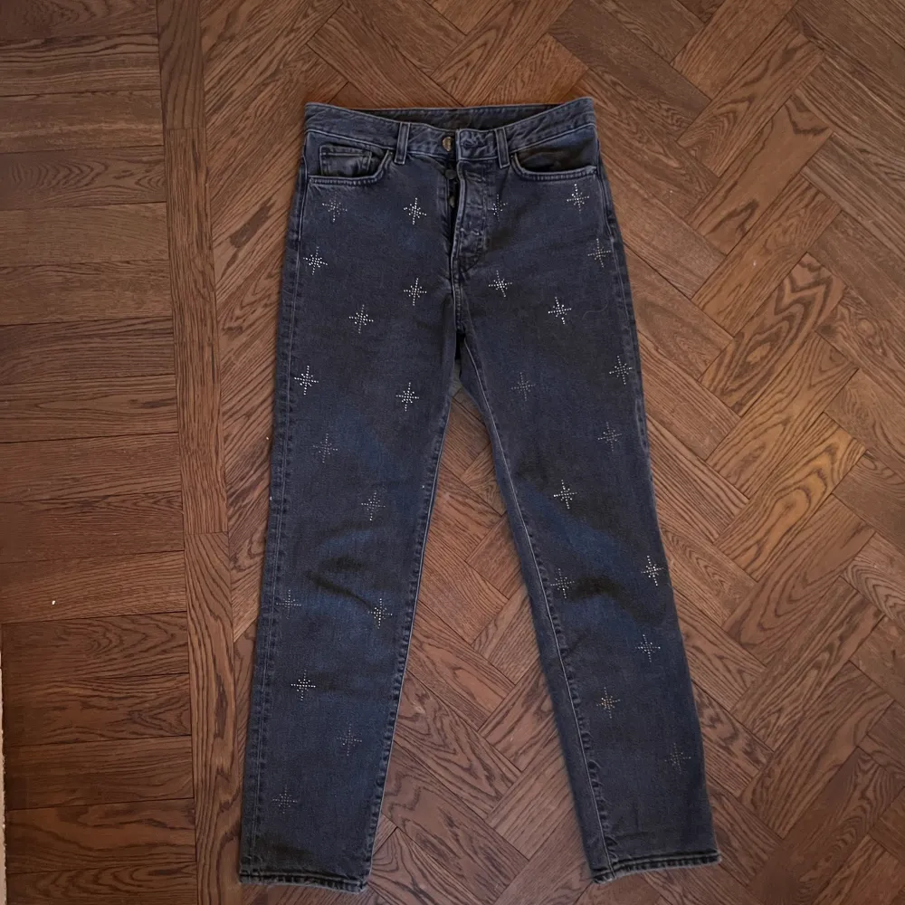 Super snygga mid Rise jeans från Hm med små stenar på framsidan som bildar stjärnor! Ganska bra skick. Dm för mer info och bilder. Pris kan diskuteras!. Jeans & Byxor.