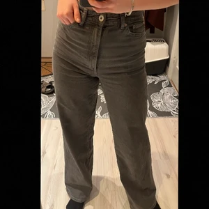 H&M jeans  - Säljer dessa highwaist washed black H&M jeans. Använda ett fåtal ggr, dvs runt 5, och är i mycket bra skick. Storlek 34. Köpta för 300. Kontakta privat för yttligare info❤️‍🔥❤️‍🔥