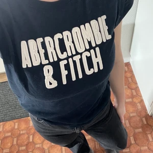 Tshirt - Superskön t-shirt från abercombie som är mörkblå. Fint skick.