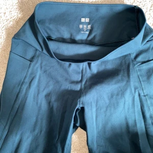 Uniqlo tights M - Ett par blågröna träningstights från uniqlo med fickor längs sidorna. Tightsen är ifrån OS-kollektionen så vet inte om de har sålts i butik. Väldigt skönt material och aldrig använda så är i nyskick!💚