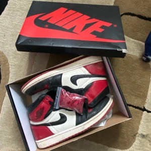 jordan 1 bred toe - nike jordan 1 bred toe 2018 en av dom snyggaste 1orna enligt mig. skorna är i storlek 43 och man får med box och extra snören. skorna är rätt så använda men så ska de va funkar ej priset ge ett bud eller byte