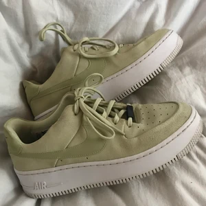 Nike Air Force 1 Sage Low 40.5 - Superfina Nike Air Force 1 Sage Low i storlek 40.5. Endast använda några gånger! Tyvärr är de för små för mig! Nypris 1199 SEK.