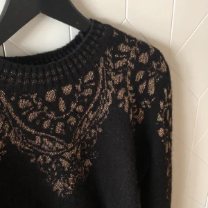 Zara tröja - Superfin zara tröja med ”guldiga” detaljer🌸🌟