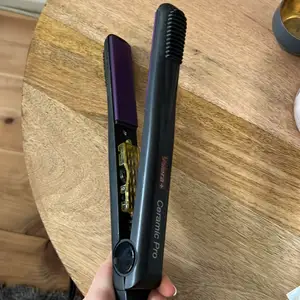 Hair styling tool perfect travel size it is approximately 25cm. With ceramic tile. Scale temperature from 1-10. Can be used for curly hair or to straight your hair💫