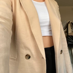 Beige blazer!! - Beige blazer från hm, använd ca 5 gånger. 