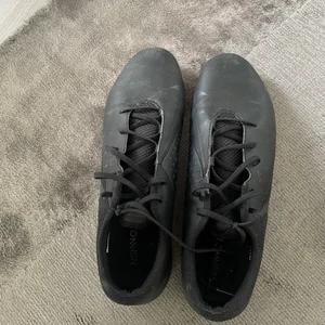 Nike skor - Nike tränings skor i storlek 37, priset kan sänkas vid snabbaffär.