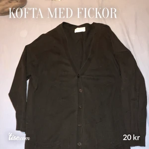 Kofta - Jätte fin kofta med knappar och fickor. Kom med eget bud om du vill köpa. Köparen står för frakten. Vill bli av med allt så fort. Om nån är intresserad så kollar jag upp frakten då. 