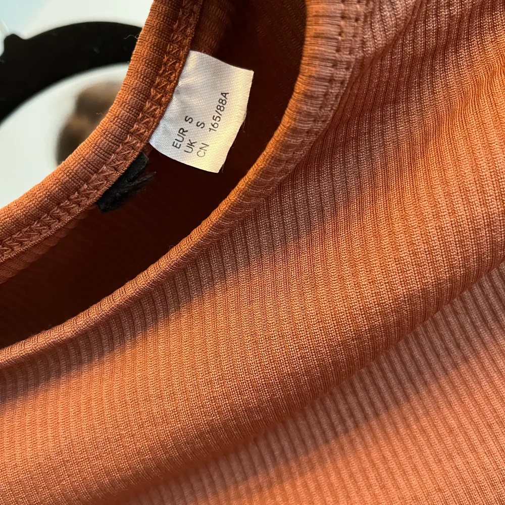 Tröja köpt från H&M som kommit till användning två gånger och nu bara är hängandes i garderoben. Tröjan är kort i modellen.  . Toppar.